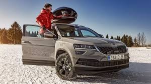 Jak bezpečně přepravovat lyže a snowboardy v autě