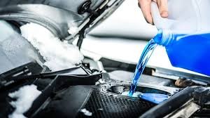 Směsi do ostřikovačů: Některé jsou drahé, jiné ničí auto