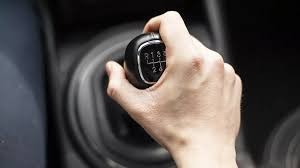 Můžete se rozjíždět na dvojku? Nebo se tím ničí auto?