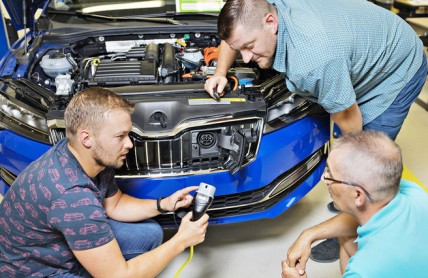 Jak jsou servisy a pojišťovny připraveny na opravy elektroaut: Vtrhla k nám doba elektrická