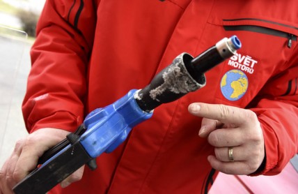 Tankujeme AdBlue: Vadí nedolít, přelít, ukápnout i poplést otvory