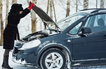 Nastartovat s vybitou baterií se dá i bez kabelů. Stačí kus lana a hever