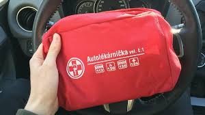 V autě můžete roušku odložit, v některých případech má však smysl
