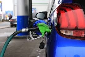Litr benzinu stojí bez daní 8,6 Kč. Státu odvedeme 67 % z ceny