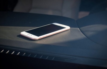 Mobilní telefon v autě jako výbušnina: Proč nenechávat elektroniku na palubní desce?