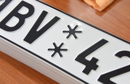 Jak správně vyřešit značku zakrytou nosičem na kola? Vše o třetí značce na auto!