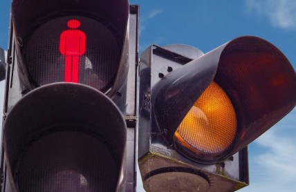 Kde zastavit v křižovatce a v jakých situacích řidiči nejvíce chybují