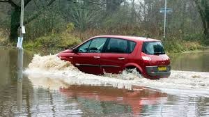 Proč nejezdit autem po zaplavené silnici? Zničení motoru není jediná hrozba
