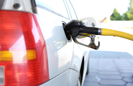 Mezi řidiči koluje řada absurdních rad, jak se dá snížit spotřeba paliva