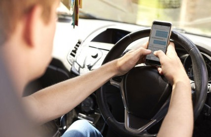 Nejen telefon u ucha. Za volantem jsou nešvarem i videohovory, ukazuje studie