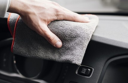 Plíseň dokáže během pár dní zničit celý interiér auta. Poradíme, jak se jí levně zbavit