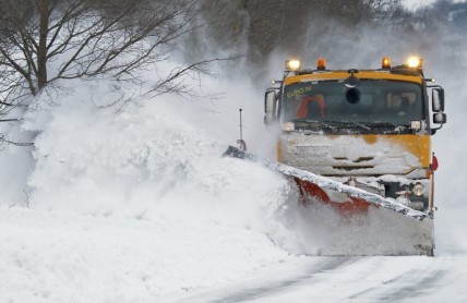 Kolik stojí zimní údržba silnic? Za jeden kilometr byste měli ojeté auto
