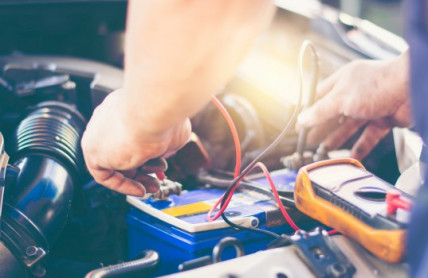 Zkontrolujte stav vaší autobaterie: Pokud není v kondici, může vysadit službu kdykoli