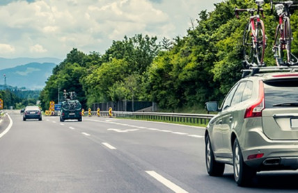 Na dálnici se smí předjíždět zprava pouze za určitých podmínek, jinak hrozí tučná pokuta