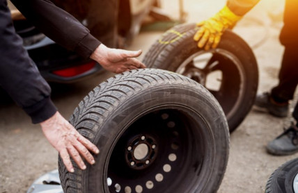 Správné skladování pneumatik zamezí jejich poškození. Řada řidičů dělá osudovou chybu
