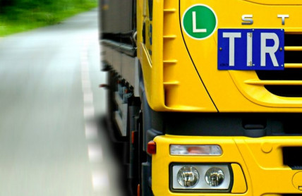 Co znamená značka TIR na nákladních vozech a jaké výhody přináší