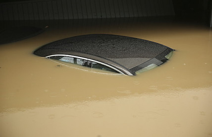 Do Česka zamíří ojetiny po povodních. Takové auto je dobré jen do šrotu 