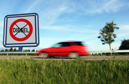 Evropská unie rozhodla o vyřazení naftových a benzínových motorů. Už není cesty zpět