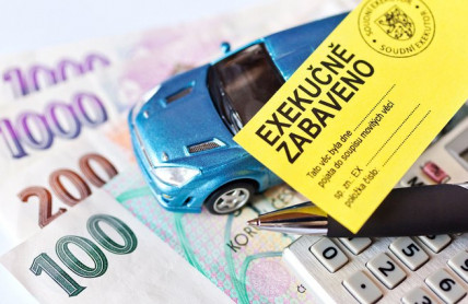 Nové podvody s ojetinami: Stáčení kilometrů byl ještě čajíček