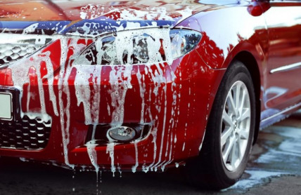 Je lepší si umýt auto svépomocí doma, na myčce, nebo jej svěřit do rukou profíkům? Rada, která ušetří spoustu peněz