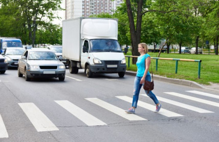 Víte, jak se správně chovat na přechodu? Povinnosti pro řidiče i chodce, která řada lidí stejně nedodržuje