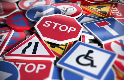 Autoškolákům po dvaceti letech změní testy. Přibývají nové otázky