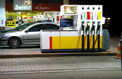 Proč se cena benzínu už tak moc neliší u jednotlivých čerpacích stanic? Jde o psychologické obchodní oklamání