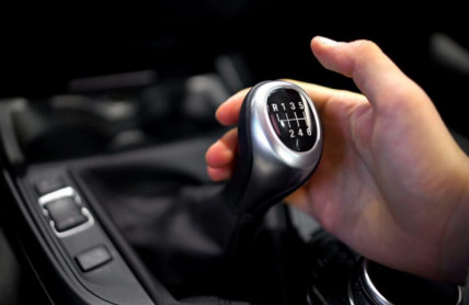 Brzdění motorem může být nejen výhodné, ale v některých případech také škodlivé pro váš vůz