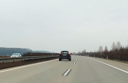 Policie loví v levém pruhu. Důkazy pořizuje i ze vzduchu
