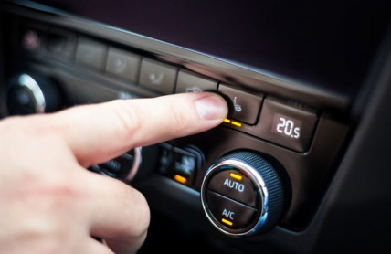 Zpoplatněné vyhřívání sedaček či přehrávání hudby? Automobilky začaly za desítky funkcí účtovat měsíční poplatky