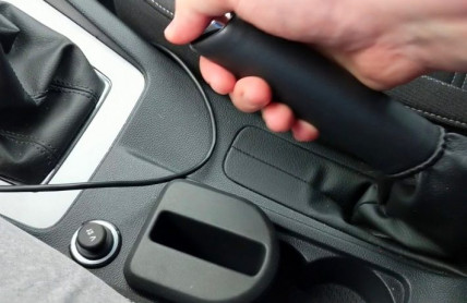 Je lepší nechat zaparkovaný automobil s ruční brzdou nebo zařazenou rychlostí? V zimě buďte opatrnější