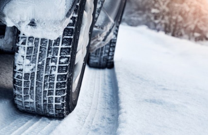 Cesty na zimní dovolenou se blíží, řidiči by je neměli podceňovat