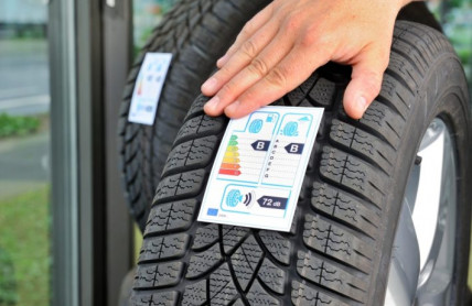 Kontrola jednoho důležitého parametru u zimních pneumatik razantně sníží spotřebu. Ručně ušetříte desítky tisíc Kč za tankování