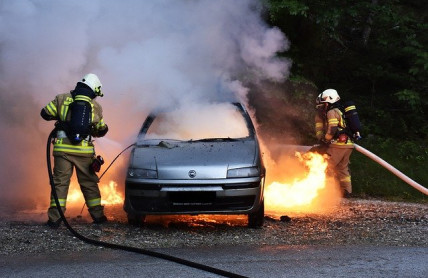 Požár ve vozidle: Jak se zachovat a proč k němu často dochází?