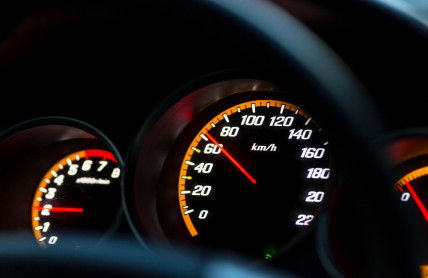 Co o autě napovídá jeho průměrná rychlost (a jak ji zjistit)