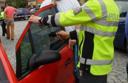 Pozor na pravidla tónovaných autoskel. Při porušení mohou policisté odebrat řidičský průkaz a zakázat další jízdu