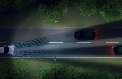Pouhé denní svícení v mlze opravdu nestačí. Auto se v takovém případě stává pro ostatní takřka neviditelným