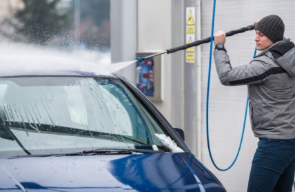 Mýt či nemýt auto v zimě, to je oč tu běží. Škodí mu oplach v tuhých mrazech, nebo je nezbytný?