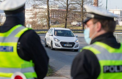 Policisté a celníci již zabavují řidičům značky. Funguje to, hříšníci zaplatí 