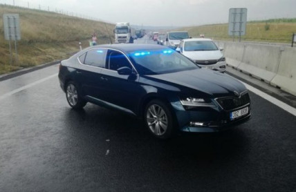 Na českých dálnicích se rozmohl nešvar podjíždění odstavným pruhem. Co za takový manévr hrozí?