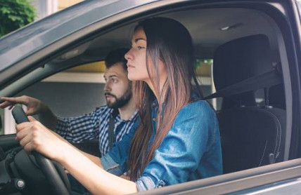 Za volant o rok dříve. Ministerstvo chce nechat s dozorem řídit sedmnáctileté 
