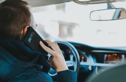 Mobilní telefony při řízení: Dlouhodobě třetí nejčastější přestupek českých řidičů
