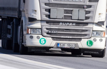 Záhadné samolepky na kamionech: Co důležitého říkají bílá písmena v zelených kruzích řidičům osobních aut?