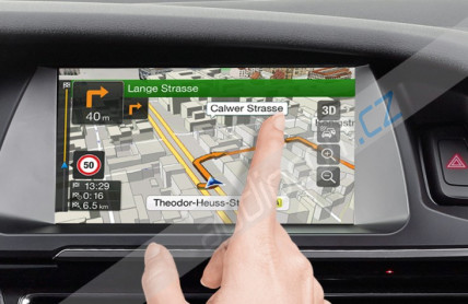 Vestavěné tovární navigace pomalu dohání ty v mobilech, v lecčem je dokonce předčí