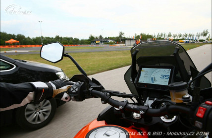 Mrtvý úhel vs. motorkáři. Z potenciálně nebezpečné situace znají cestu řidiči aut i motorek