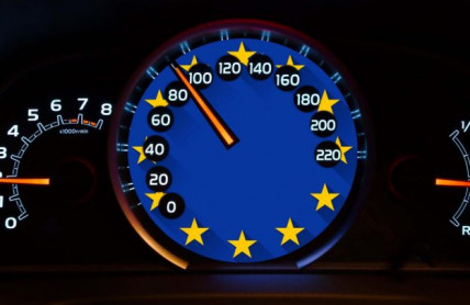 „Je to kampaň proti řidičům!“ EU potvrdila povinné omezovače rychlosti do všech automobilů