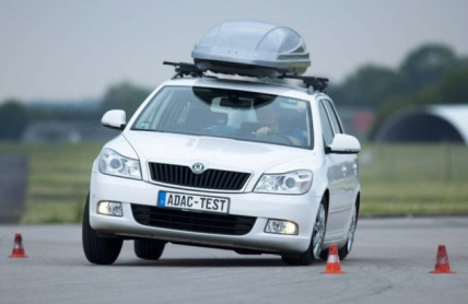 Jak střešní box ovlivňuje jízdu? S rakví na střeše se auto chová úplně jinak, než jste zvyklí