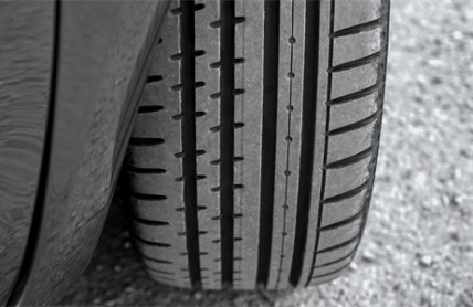 Jak poznáte, že máte na autě špatné pneumatiky? Počkejte, až zaprší
