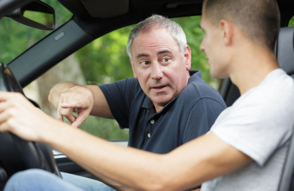 Jak mohou rodiče udělat ze svého potomka dobrého řidiče? Autoškola je jen první krok