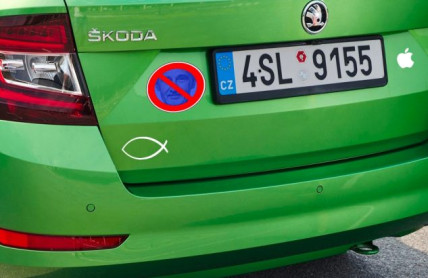 Samolepky na autě mohou být nelegální, za některé hrozí pokuta. Víme, kterých se tento nový problém týká